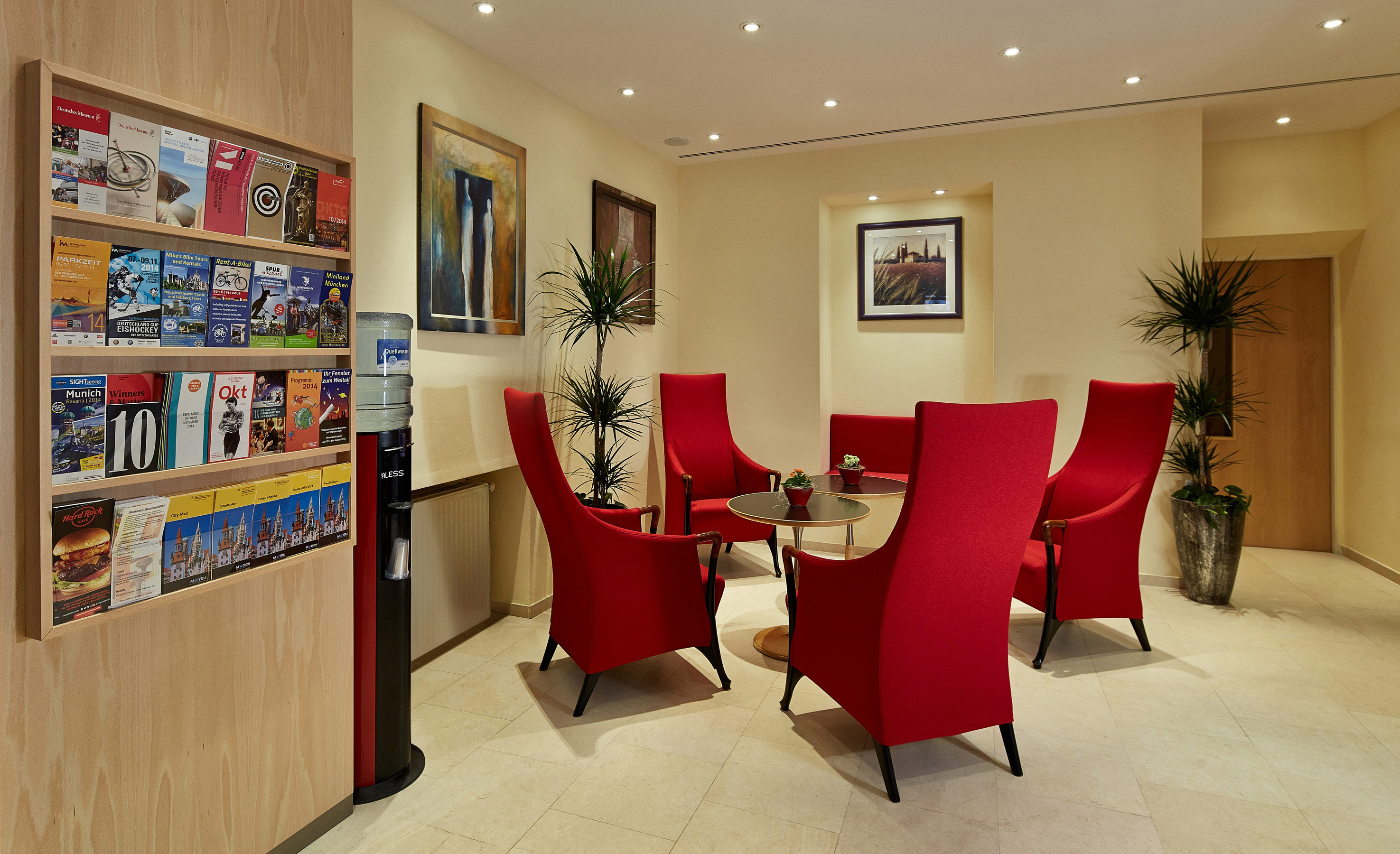 Hotelhalle mit Internet PC Station und W-Lan Internetanschluss